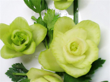 Hướng dẫn bạn tỉa hoa từ cải thìa trang trí món ăn