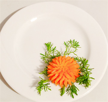 Tỉa hoa từ cà rốt trang trí đĩa ăn