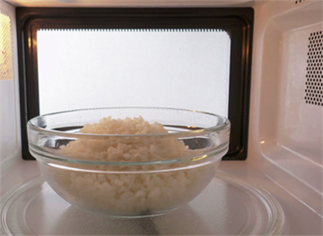 Có nên hâm nóng lại cơm thừa để ăn không?