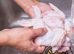 90% các bà nội trợ mắc sai lầm khi rửa thịt gà, tăng nguy cơ ngộ độc thực phẩm cho cả nhà