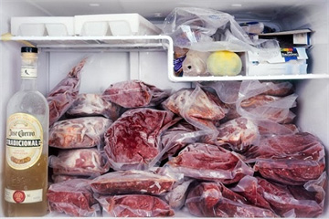 5 người phải nhập viện cấp cứu chỉ vì ăn thịt đông đá trong tủ lạnh
