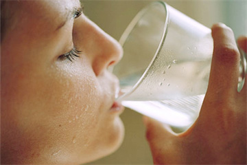Trị sạch mụn, thật đơn giản chỉ bằng việc uống nước nóng hàng ngày