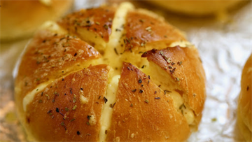 Bánh Mì Bơ Tỏi phiên bản Phô Mai Kéo Sợi