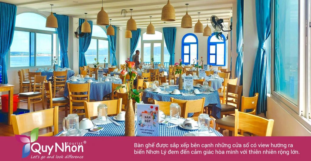 Bàn ghế được sắp xếp bên cạnh những cửa sổ có view hướng ra biển Nhơn Lý.