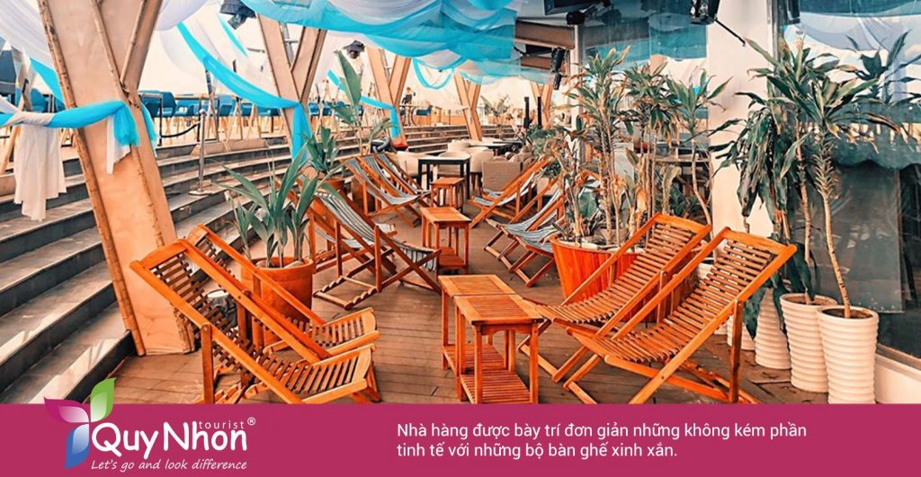 Những bộ bàn ghế xinh xắn.