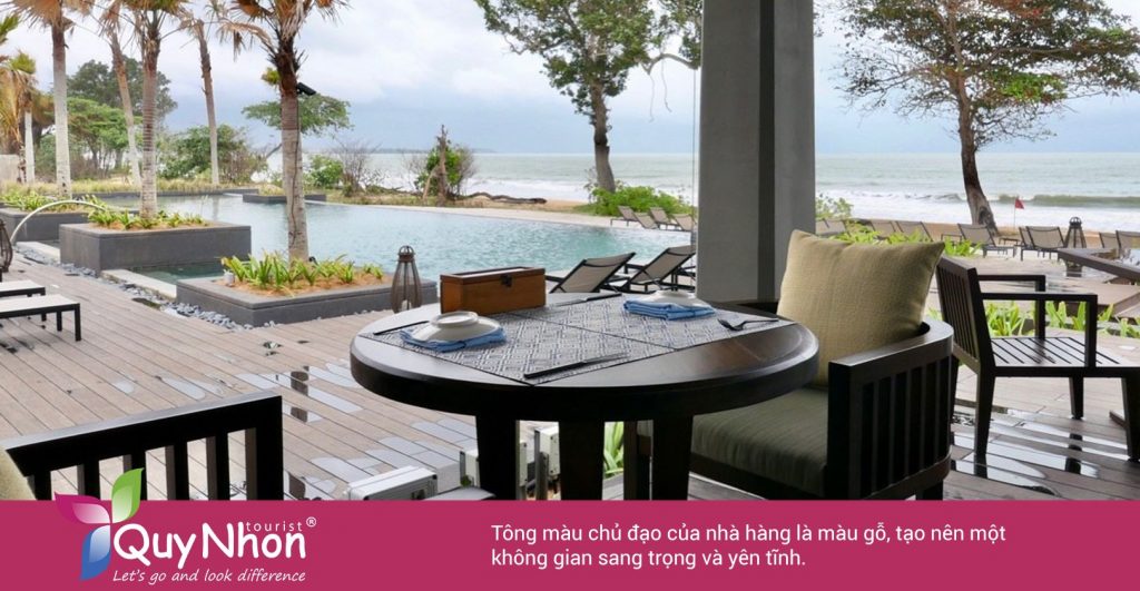 Tông màu chủ đạo của nhà hàng là màu gỗ, tạo nên một không gian sang trọng và yên tĩnh.