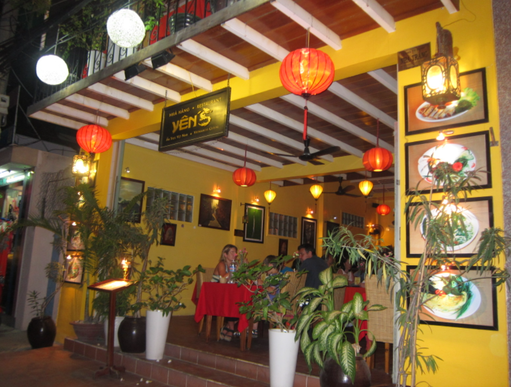 khung cảnh ấm cúng tại Yen's Restaurant